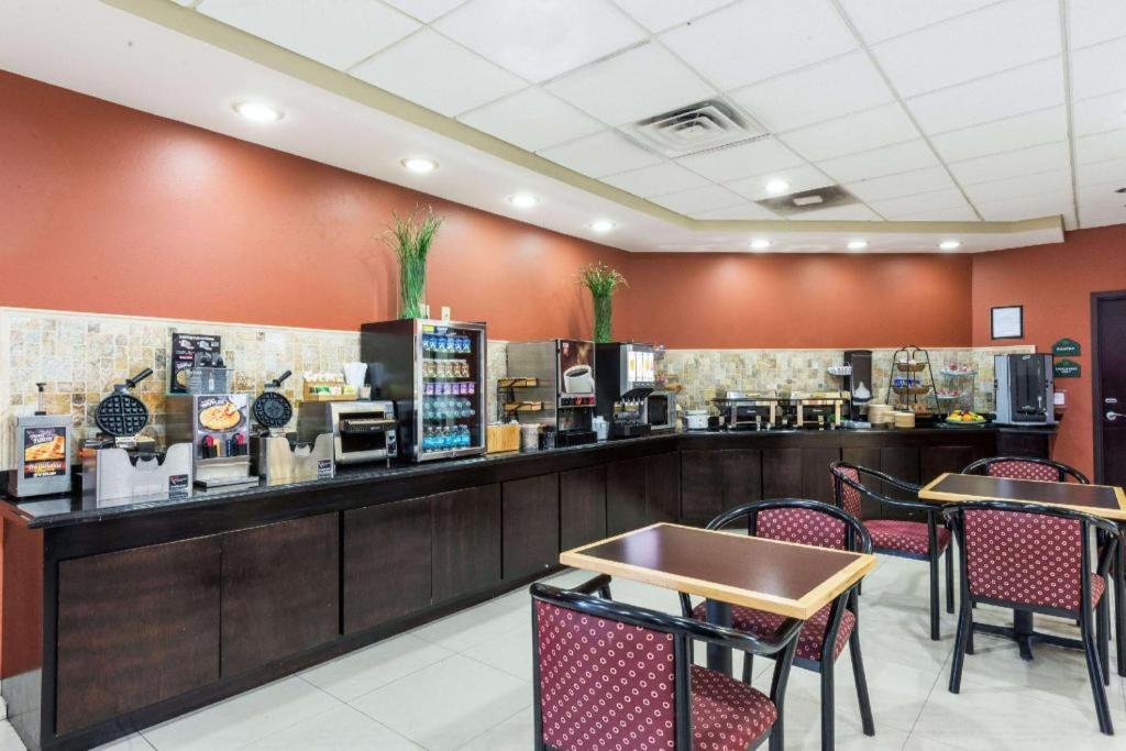 Wingate By Wyndham Lake Charles Casino Area מראה חיצוני תמונה